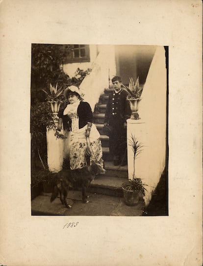 Emilia Pardo Bazán, fotografiada en una escalinata en 1883. / MUSEO LÁZARO GALDIANO