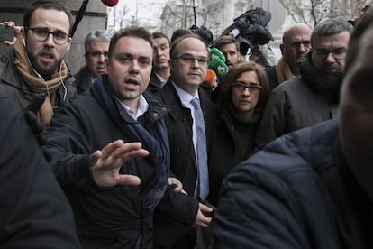 Jordi Turull sale del Tribunal Supremo para comer durante un receso.