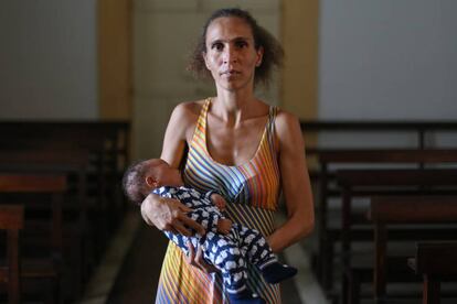 Iriana leva Gabriel com pouco mais de 1 mês para ser abençoado na igreja Nossa Senhora da Glória a um quilômetro da rua que ela dormia