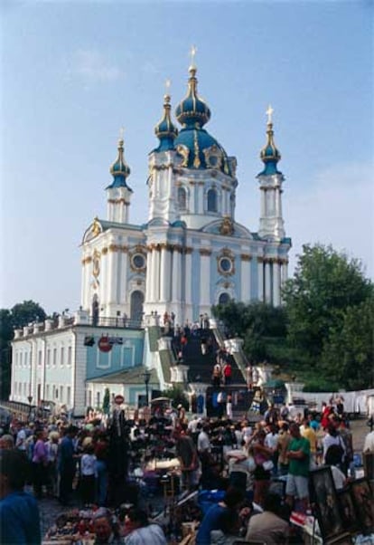 Un mercado de arte junto a la iglesia de San Andrés, del siglo XVIII, en Kiev (Ucrania).