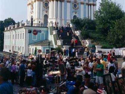 Un mercado de arte junto a la iglesia de San Andrés, del siglo XVIII, en Kiev (Ucrania).