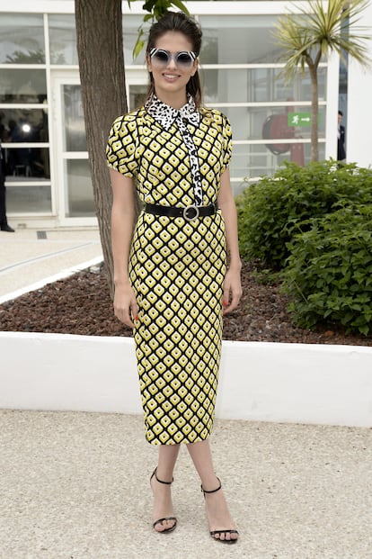 Sara Sálamo acertó por la tarde con un vestido de Diane von Fürstenberg y gafas de sol de Fendi.