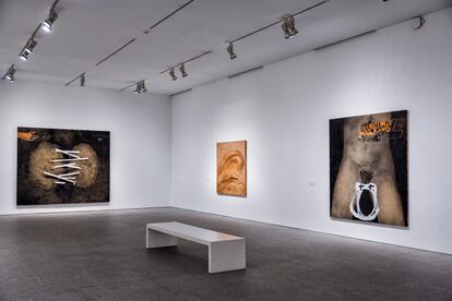 Una de las salas de la exposición dedicada a Antoni Tàpies en el museo Reina Sofía.