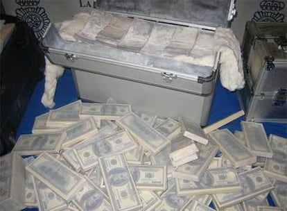 Una maleta con 69 fajos de papeles, que simulan billetes de 100 dólares.