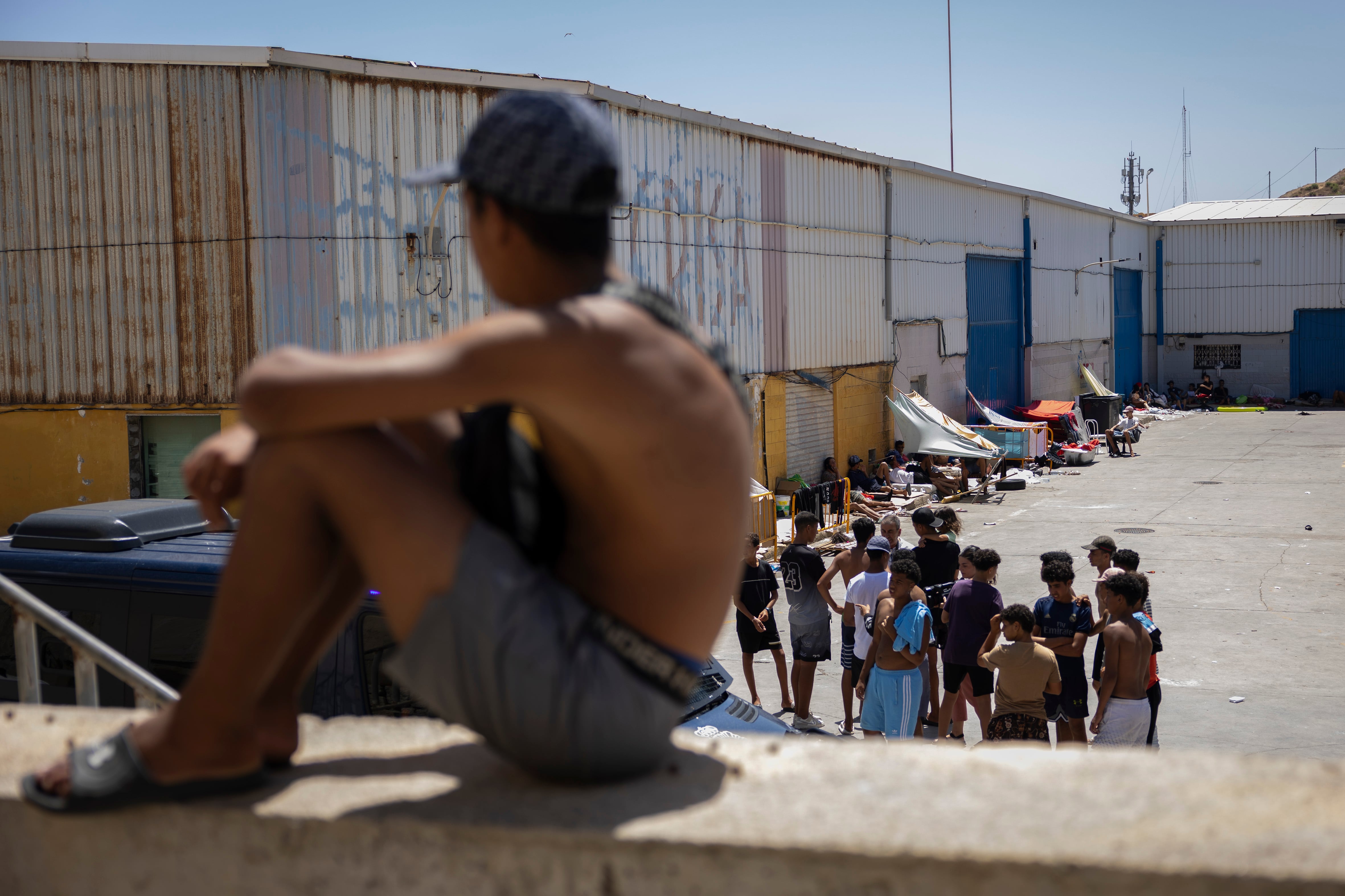 Un joven en el polígono industrial de El Tarajal (Ceuta).