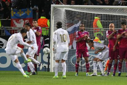 Cristiano Ronaldo ejecuta la falta que ha supuesto el primer tanto del encuentro.