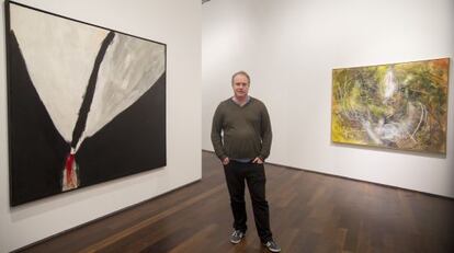 Enrique Juncosa, comisario de la exposición 'Teoría del duende', junto a la obra 'La brecha de Viznar', de José Guerrero.