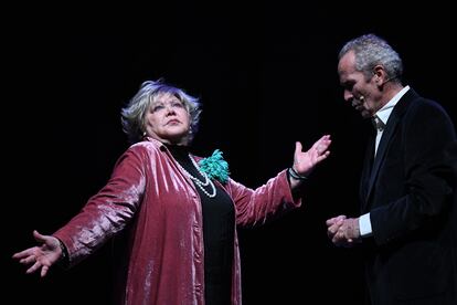 La cantante Karina y el actor Carlos Manuel Díaz durante el pase gráfico de 'Yo soy Karina', en el Teatro Bellas Artes, el 15 de enero de 2024, en Madrid (España). Estuvieron casados entre 1981 y 1987.