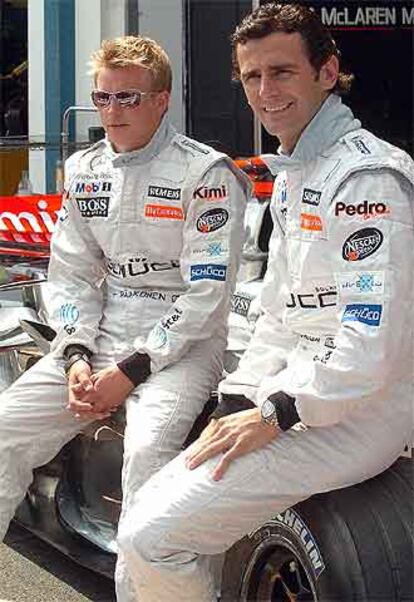 Raikkonen y De la Rosa, ayer en el circuito de Magny-Cours.
