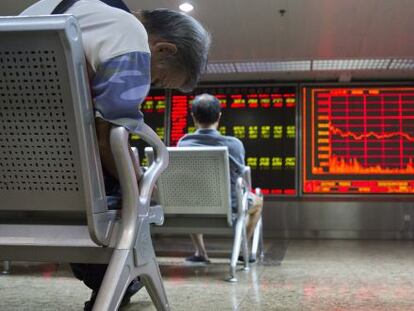 Dos inversors, aquest dilluns, davant d'un panell de cotitzacions a Pequín (Xina).