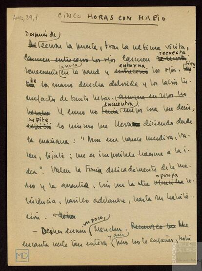 El manuscrito 'Cinco horas con Mario'. Delibes contaba con una máquina de escribir, pero siempre escribía a mano con una letra pequeña y cada vez menos comprensible. Detestaba los ordenadores y jamás tuvo uno. Le pareceían un "sumidero de ideas".