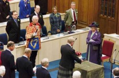 Ceremonia de apertura del Parlamento escocés de Holyrood con la reina Isabel II, en 1999.