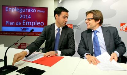 El diputado de Promoción Económica, Imanol Pradales, y el director
de su departamento Gorka Estebez