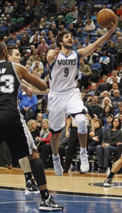 Ricky Rubio anota ante los Spurs.