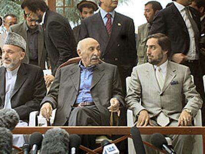 De izquierda a derecha, Hamid Karzai, el ex rey Zahir Shah y el ministro de Exteriores afgano, Abdulá Abdulá, durante una conferencia de prensa en Kabul.