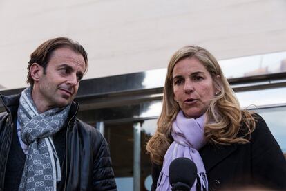 Josep Santacana y Arantxa Sánchez Vicario, en febrero de 2016 a la salida del velatorio de Emilio Sánchez, padre de la extenista, en Barcelona.