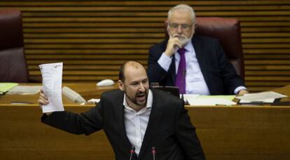 El diputado socialista Josep Moreno, durante su intervenci&oacute;n en las Cortes.