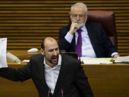 El diputado socialista Josep Moreno, durante su intervenci&oacute;n en las Cortes.