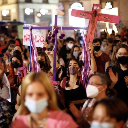 Manifestación convocada por el movimiento feminista esta noche de viernes en Barcelona por los asesinatos machistas y el hallazgo del cuerpo de la pequeña Olivia en la costa canaria. 