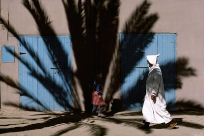 En la imagen, de 1982, un hombre camina por Tiznit, cerca de la tumba de Ma El Aïnin, un líder político y religioso saharaui que combatió la colonización francesa y española en el norte de África.