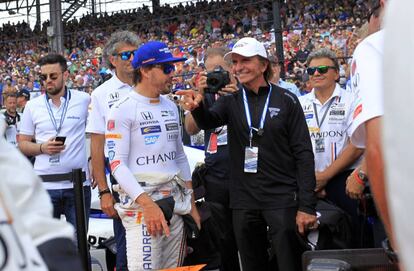 Fernando Alonso (izquierda) junto con el expiloto Emerson Fittipaldi.