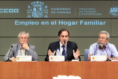 Valeriano Gómez, en el centro, junto con Fernández Toxo y Cándido Méndez, ayer.