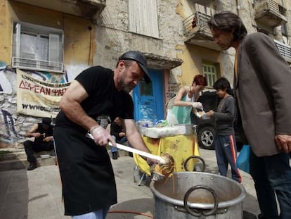 Reparto de comida a parados e inmigrantes en Atenas. 
