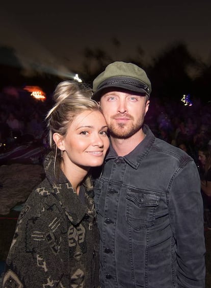 Esta pareja pasó por el altar el mismo año en el que Aaron Paul (1979, Idaho) se despedía de la serie que le hizo archiconocido a ojos de todo aquel que quería tener algo de conversación entre 2008 y 2013, los cinco años en los que el actor encarnó a Jesse Pinkman en ‘Breaking Bad’. Aaron conoció a Lauren Parsekian (1986, California) en el festival de música de Coachella en 2010 y le pidió en matrimonio hincando la rodilla en París el día de Año Nuevo. La boda, cuya temática era de carnaval parisino de los años 20, se celebró en 2013 y aunque tanto Aaron como la fundadora de la ONG contra el bullying ‘Kind Campaign’ han dejado claro que quieren ampliar la familia, por el momento, no tienen hijos. Eso sí, a juzgar por la cuenta de Instagram de ella, lo que sí tienen es una vida muy pero que muy agitada.