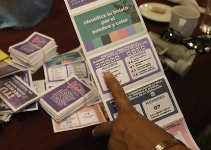 Acordeones repartidos previo a las elecciones del poder judicial en México.
