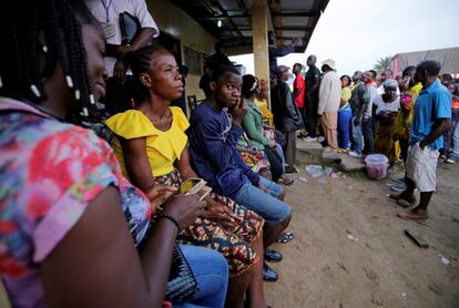 El reto de las elecciones se presenta ante los liberianos como una oportunidad para el cambio, como se repite en la calle. En la imagen, un grupo de personas esperando para entrar a votar en las elecciones presidenciales en un colegio electoral de Monrovia.