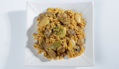 Paella con caracoles.