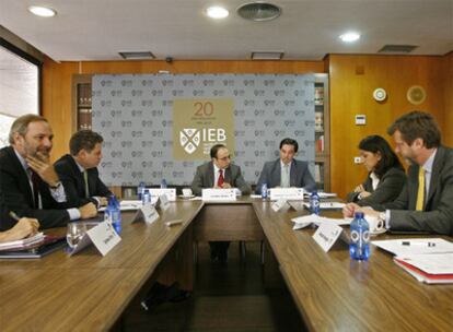 De izquierda a derecha, Carmen Ortiz (Popular Gestión), Javier Mazarredo (Santander AM), Fernando Triano (Gesmadrid), Lorenzo Dávila (Instituto de Estudios Bursátiles), Ángel Martínez-Aldama (Inverco), Carmen Giménez (InverCaixa), Juan Cotorruelo (BBVA) y Gonzalo Rengifo (Pictet).