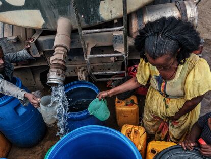 La gente recolecta agua distribuida por las Fuerzas de Defensa de Etiopía (EDF) en la aldea de Hadaelga, cerca de Chercher, en Etiopía, el pasado 8 de diciembre de 2020.