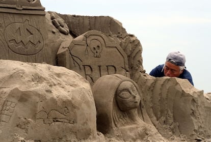 Detalle de un artista construyendo su escultura de arena durante el festival 'The Asahi Sand Sculpture'.