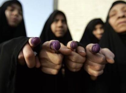 Un grupo de mujeres iraquíes muestra la prueba de haber ejercido su voto durante las elecciones provinciales en Irak