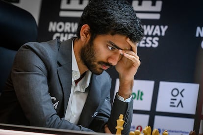 Gukesh, durante la partida contra Carlsen
