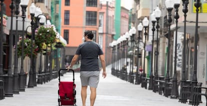 Un hombre camina este miércoles por la desierta calle de Triana, en Las Palmas de Gran Canaria, uno de las zonas de ocio y comercio más importantes de la ciudad. 