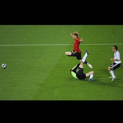 En el minuto 33 del primer tiempo, Fernando Torres aprovecha un pase en profundidad de Xavi, se marcha en velocidad de Lahm y pica el balón ante la salida de Lehmann. Fue el gol definitivo de la final, el laurel de España.