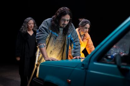 Una escena de la obra de teatro 'Nuestros actos ocultos', de Lautaro Perotti, con Carmen Machi, Santi Marín y Macarena García.