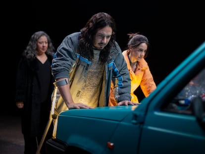 Una escena de la obra de teatro 'Nuestros actos ocultos', de Lautaro Perotti, con Carmen Machi, Santi Marín y Macarena García.