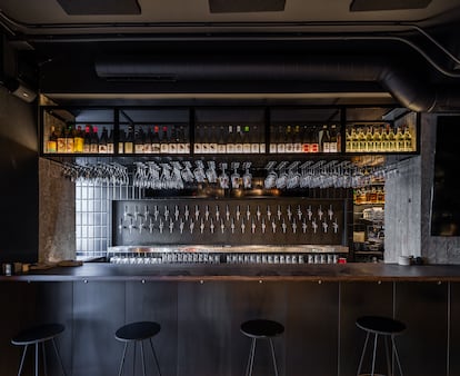 La barra de Malte, en A Coruña, con grifos de vinos. Imagen proporcionada por el bar.