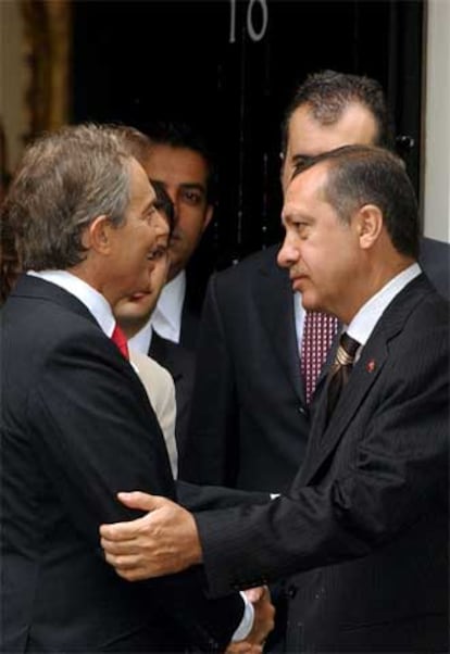 Blair saluda al primer ministro turco, Erdogan, ayer en Londres.