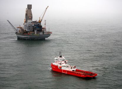 Un carguero frente a una plataforma petrolera cerca de la isla de Sakhalin (Rusia).