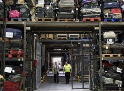 Almacén de Iberia en la zona industrial de Barajas en el que la aerolínea guarda los equipajes perdidos.