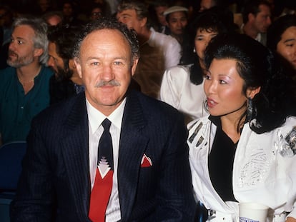 LOS ANGELES - 1986: Actor Gene Hackman and wife Betsy Arakawa pose for a portrait in 1986 in Los Angeles, California. (Photo by Donaldson Collection/Michael Ochs Archives/Getty Images)