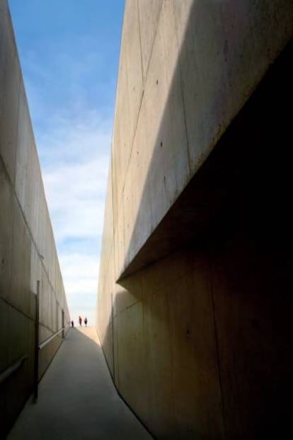 La imponente entrada del Museo de Arte y Arqueología Vale do Côa, en Portugal.