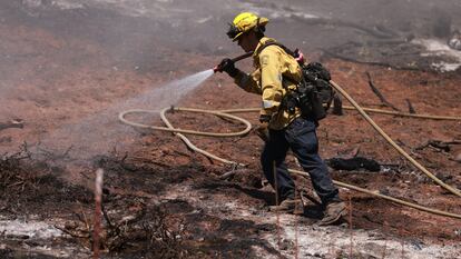 Un bombero combate el incendio en Mariposa, California, el 5 de julio 2024.