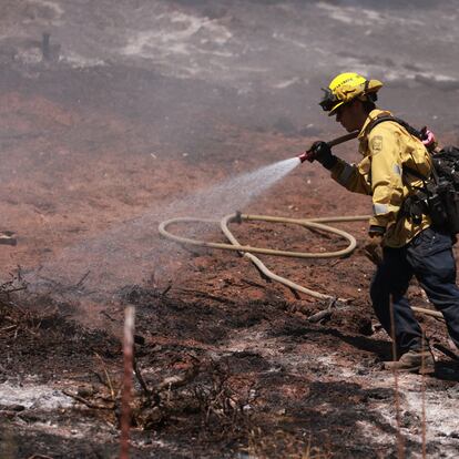Un bombero combate el incendio en Mariposa, California, el 5 de julio 2024.