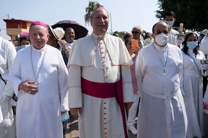 El Nuncio Apostólico en México Monseñor Franco Coppola a su llegada al municipio de Aguililla.