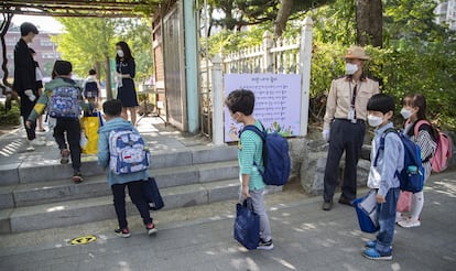Un grupo de estudiantes en una escuela de Seúl el 25 de agosto.